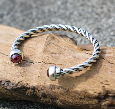 ALESIA, SILVER BRACELET, GARNET