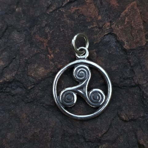 TRISKÈLE CELTIQUE, PETIT PENDENTIF EN ARGENT 925