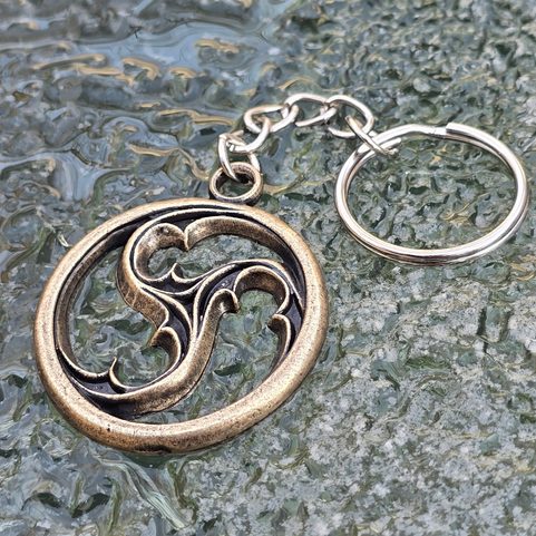 TRISKELE GOTHIQUE, FENÊTRE DE CATHÉDRALE, PORTE-CLÉS, ZINC, LAITON ANCIEN