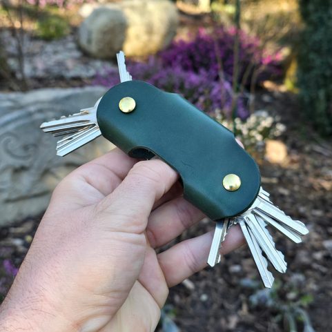 FISHING LEATHER KEY RING WITH SCREWS, GREEN, FISH