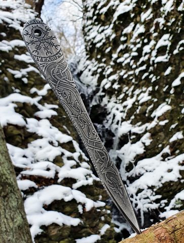 ARROW ETCHED THROWING KNIFE WITH VEGVÍSIR - 1 PIECE