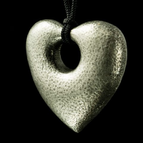 COEUR, PENDENTIF EN ÉTAIN, AMULETTE