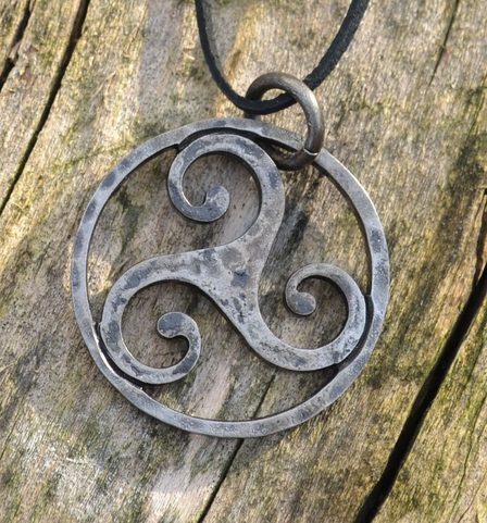 TRISKELION EN ACIER CELTIQUE, PENDENTIF