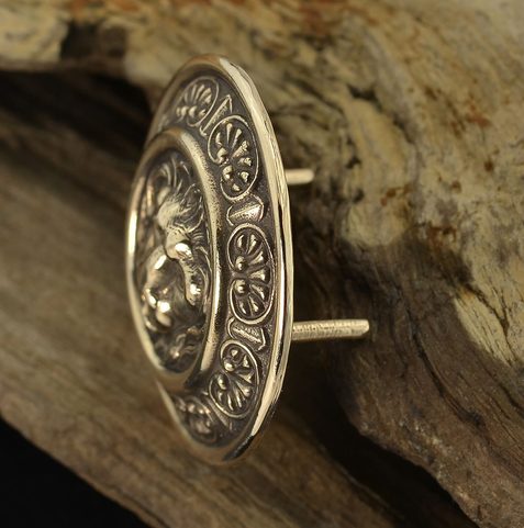 LE CŒUR DU LION, LE RIVET, LE BRONZE