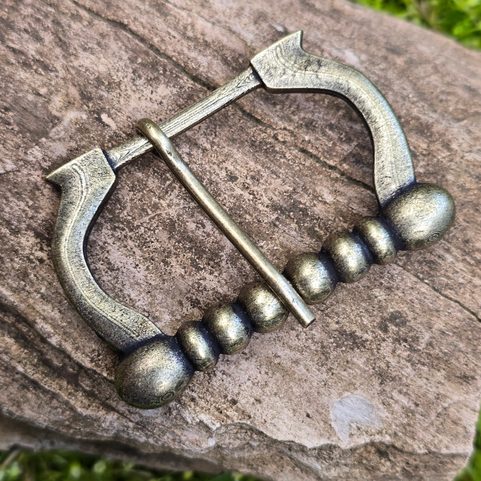 BOUCLE DE CEINTURE MÉDIÉVALE, 1250 - 1350, ZINC - LAITON ANCIEN