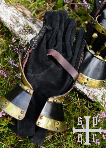 GANTELETS TYPE SABLIER, MILAN, ENV. 1370, ACIER D'ENV. 1,6 MM, NOIRCI