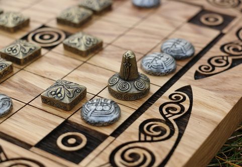 FIDCHELL KELTISCHE BRETTSPIELVERSION VON BRIAN BORU MIT EICHENBRETT