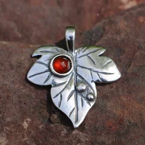 IVY LEAF SILVER PENDANT HESONITE