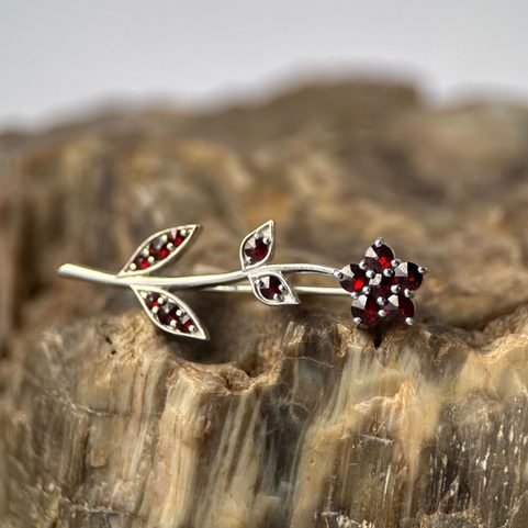 FLOWER, BROOCH WITH NATURAL GARNETS AG 925/1000