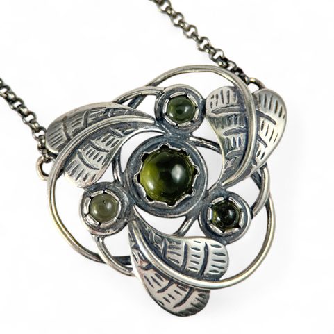 TRISKEL, ART NOUVEAU JEWELLERY, NECKLACE, MOLDAVITE AG 925/1000