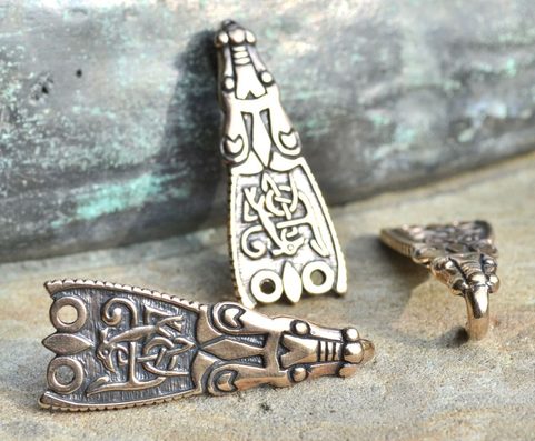 MANTEAU À CROCHETS, ANGLETERRE, IXE SIÈCLE