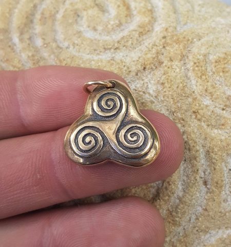 TRIKEL PLEIN, PENDENTIF, BRONZE