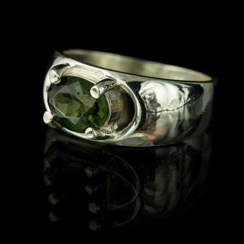MOLDAVITE, STERLING SILVER RING WITH CUT MOLDAVITE