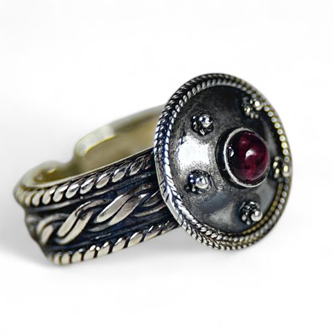 ANTICA ROMA, STERLING SILVER RING WITH GARNET