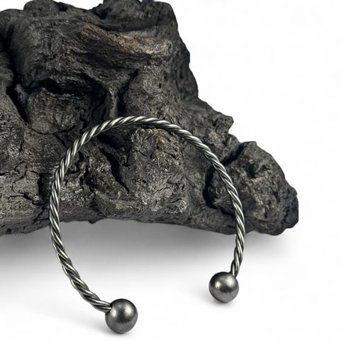 TORQUES, COLLIER CELTIQUE FORGÉ AVEC PERLES