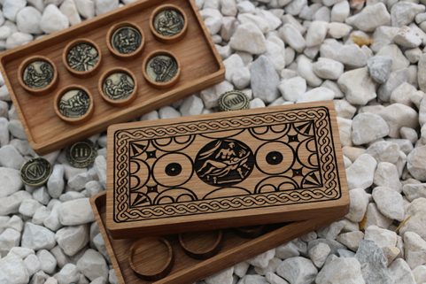 SPINTRIAE, ROMAN TOKENS AND A WOODEN BOX - 7 DAYS OF FUN, ANT. BRASS