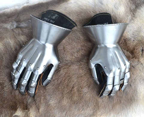 MEDIEVAL HOURGLASS FINGER GAUNTLETS