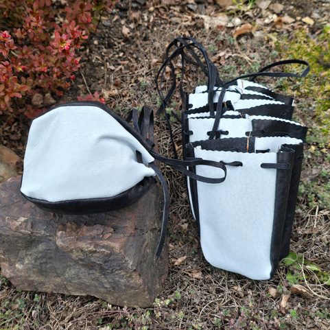 LEDERTASCHE, SCHWARZ UND WEISS