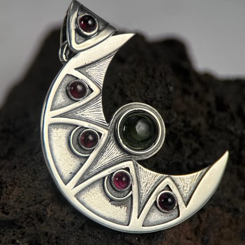 LUNA PENDANT, MOLDAVITE AND GARNET, SILVER 925 11G