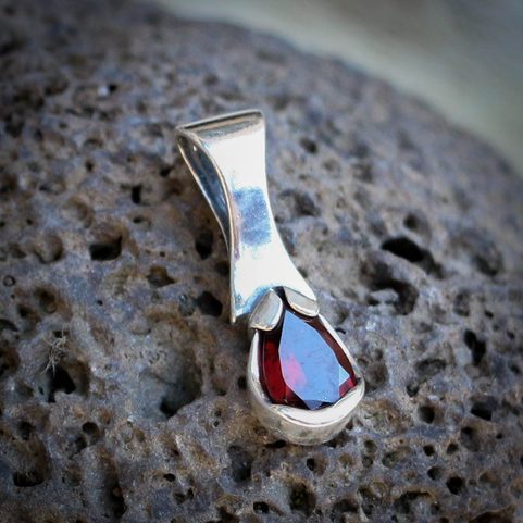 PLACIDA : PENDENTIF EN ARGENT GRENAT
