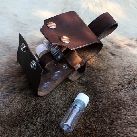 ENSEMBLE BUSHCRAFT POUR ÉPICES, AMPOULES ET POCHETTE EN CUIR, SYSTÈME PERUNIKA