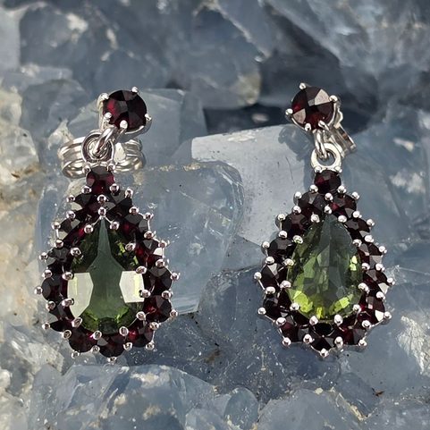 SILVER EARRINGS WITH MOLDAVITE AND GARNET, AG 925