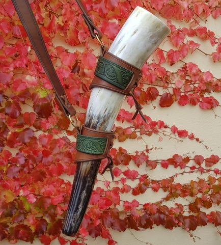 CAROLUS SIGNAL HORN WITH A LEATHER HOLDER