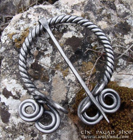 FORGED BROOCH WITH VOLUTES
