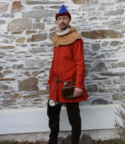 CRAFTSMAN - SET OF MEDIEVAL CLOTHING, 2ND HALF OF THE 14TH CENTURY