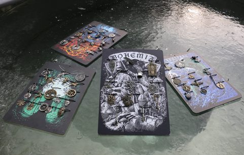 ANIMALS AMULETS 12 PIECES AND A PRESENTATION BOARD, DISCOUNTED SET