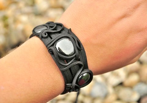 HEMATITE BRACELET - THREE STONES