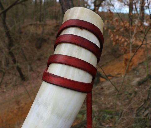 BLOWING HORN WITH LEATHER HOLDER DELUXE 38CM, RED