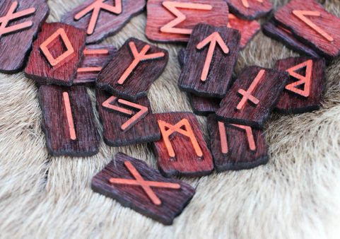 RUNES - ELDER FUTHARK, ENSEMBLE DE RUNES EN BOIS
