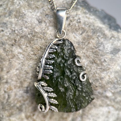 FOUGÈRE, PENDENTIF EN ARGENT AVEC MOLDAVITE