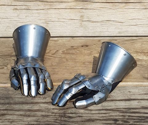 LORIC, MEDIEVAL GAUNTLETS