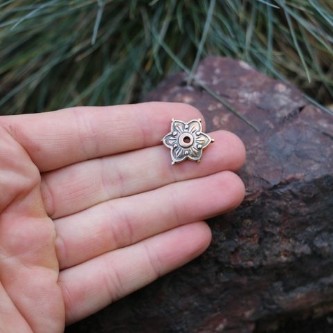 ROSSETTE FLOWER BELT MOUNT - MEDIEVAL BRONZE