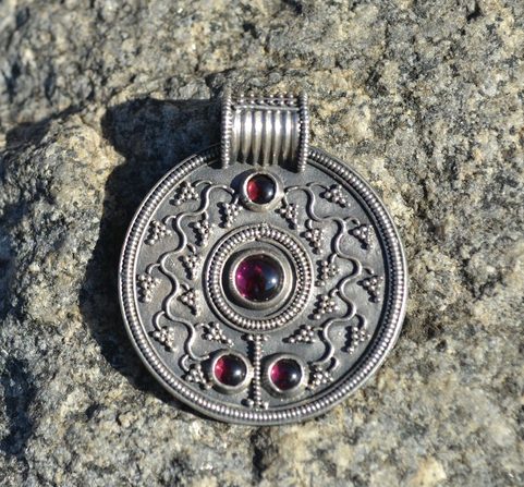 WINE GRAPE, JEWEL OF A ROMAN WOMAN, PENDANT, GARNET, SILVER 925