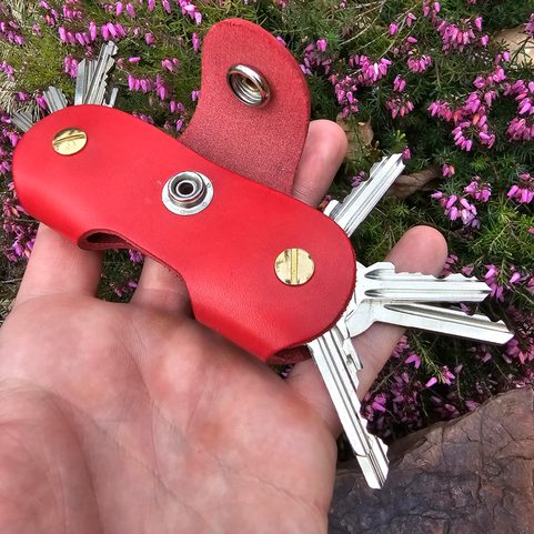 MEDIEVAL ROSE, LEATHER KEY RING WITH SCREWS, RED