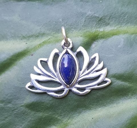 FLEUR DE LOTUS SACRÉE, PENDENTIF, ARGENT - LAPIS