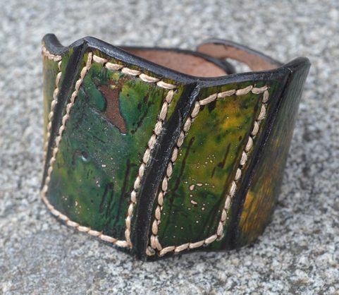 REPTILE, HANDGEARBEITETES LEDER-ARMBAND