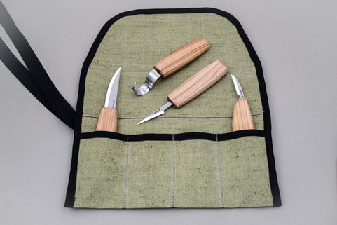 SET OF 4 KNIVES IN TOOL ROLL S09