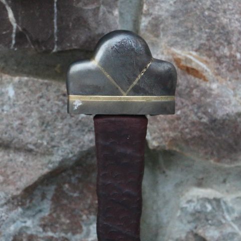BARBARIAN TWO-HANDED SHARP FANTASY SWORD WITH SCABBARD ON THE BACK