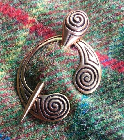 MACKENZIE, BROCHE CELTIQUE PENNANULAIRE EN BRONZE