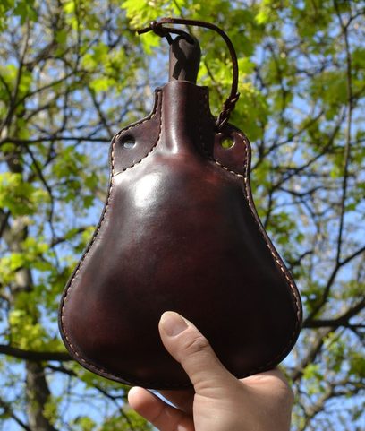 LEATHER BOTTLE WITH WAXED INNER SURFACE, DECORATION ITEM 0,75 L