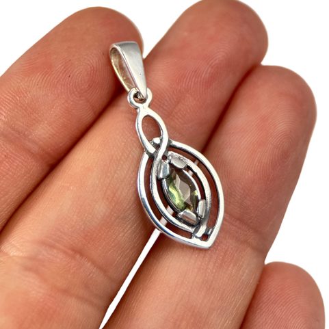 MAIA, PENDENTIF, FACETTES MOLDAVITE, ARGENT