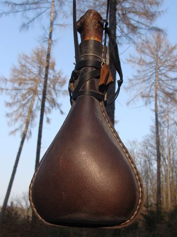LEATHER BOTTLE WITH WAXED INNER SURFACE, DECORATION ITEM 0,5 L