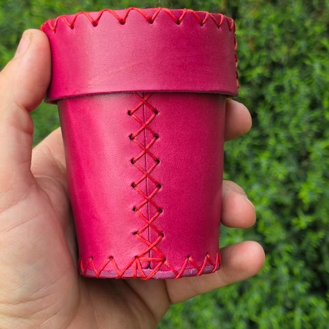 RÖMISCHER WÜRFELBECHER AUS LEDER, SPQR ROT