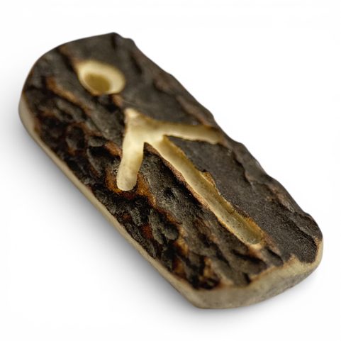TIWAZ, PENDENTIF RUNE EN BOIS DE CERF
