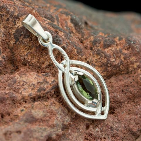 MAIA, PENDENTIF, FACETTES MOLDAVITE, ARGENT