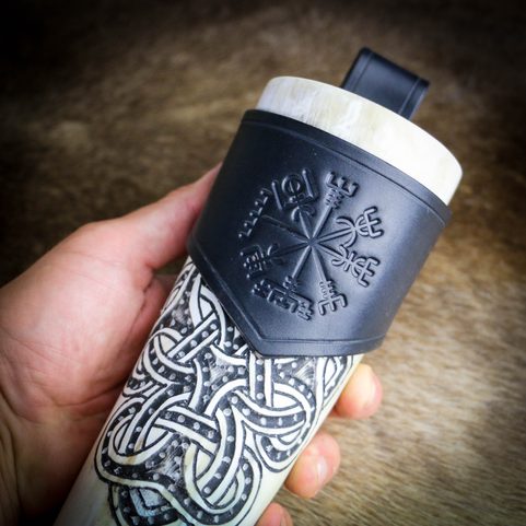 VEGVÍSIR LEATHER HORN HOLDER BLACK